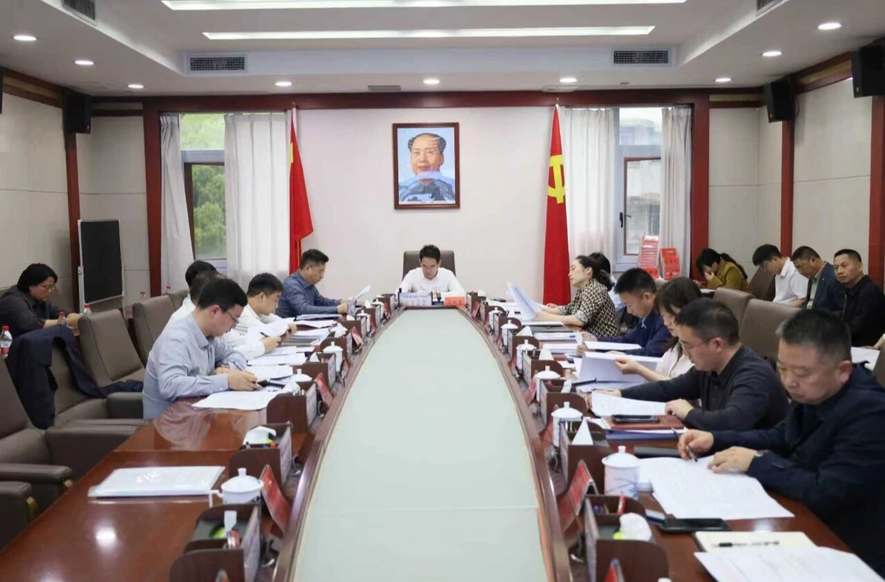 周功表主持召开县委常委会（扩大）会议