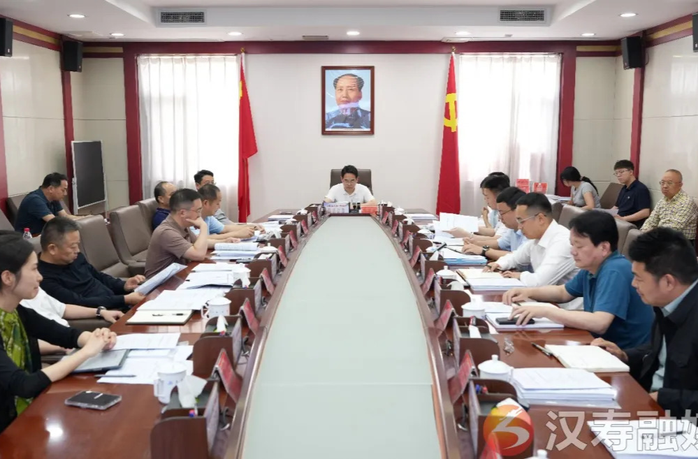 周功表主持召开县委常委会（扩大）会议