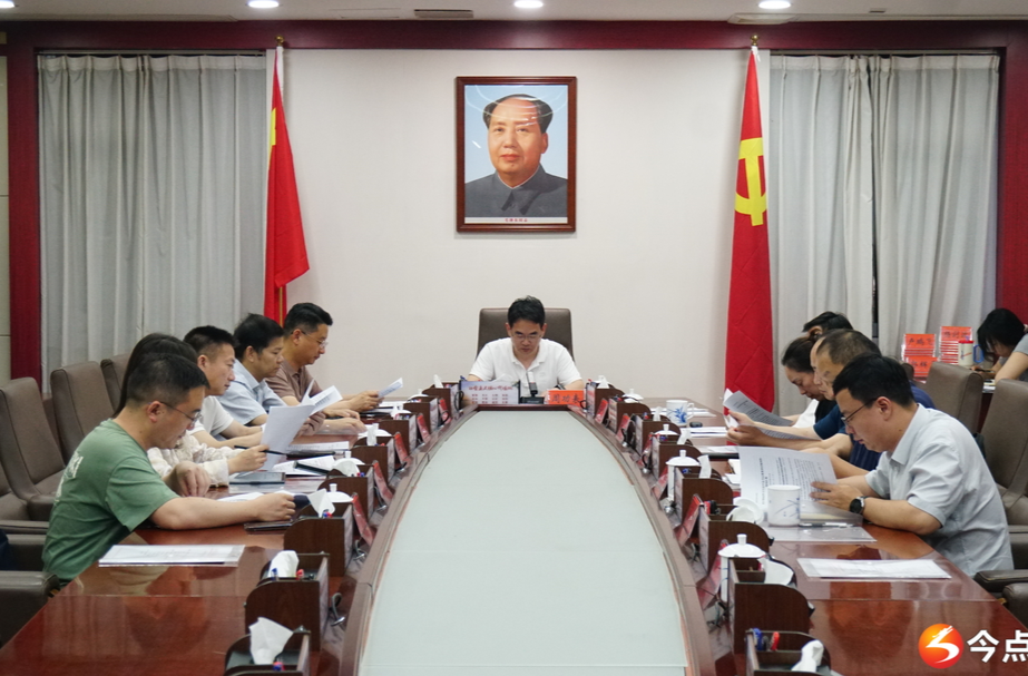 周功表主持召开县委常委会会议