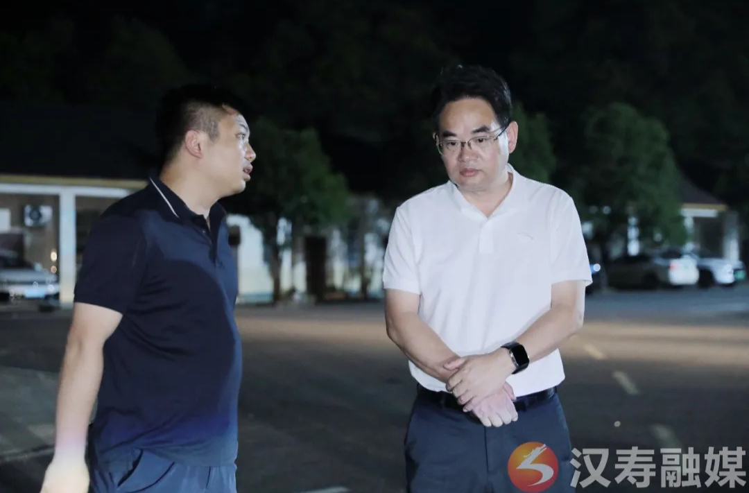 周功表深夜暗访督导山丘区防汛工作