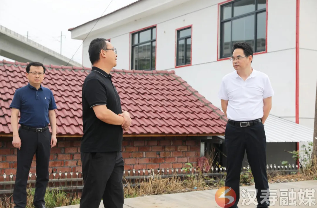 周功表督导调度沧港镇新兴社区堤段防汛工作