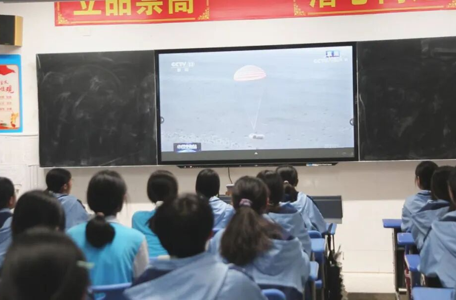 观航天英雄凯旋 厚植少年报国志——汉寿一中组织全体学生集中收看神舟飞船返回着陆直播