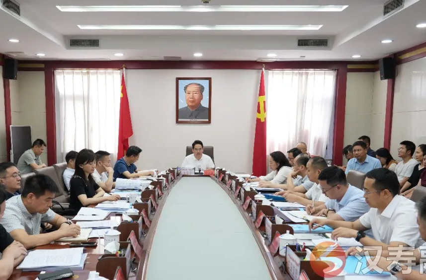 周功表主持召开县委常委会（扩大）会议