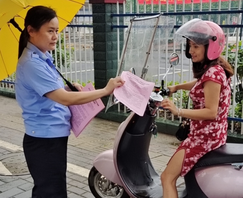 汉寿交警掀起“拆伞戴帽”整治宣传高潮