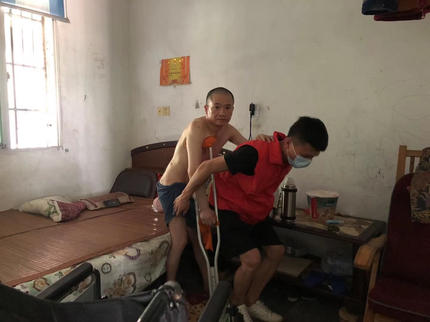 坡头镇：明星村爱心专车助力老弱病残接种新冠疫苗