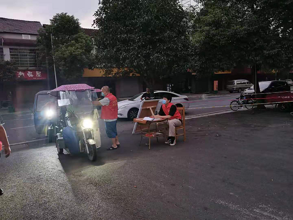 罐头嘴镇：强化集贸市场管控  用干部辛苦指数换取疫情可控指数