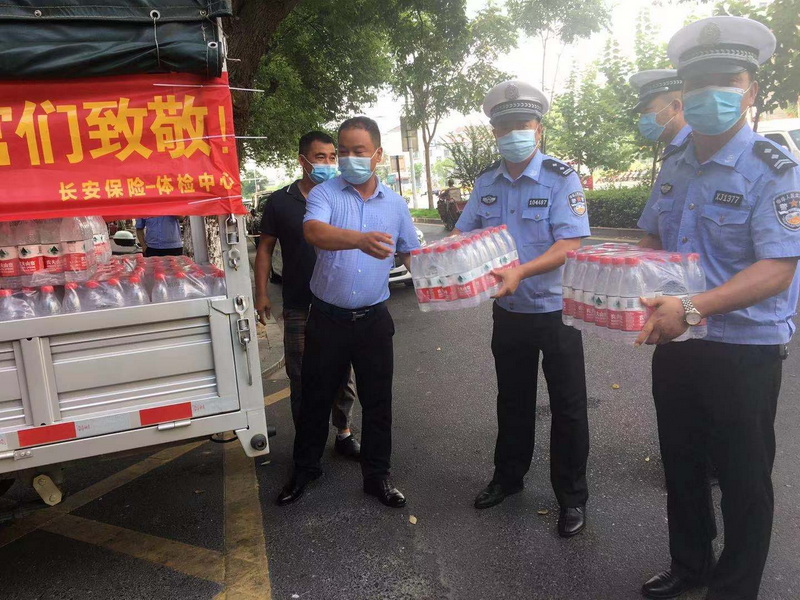 汉寿：两家爱心企业为抗疫保畅一线交警送清凉