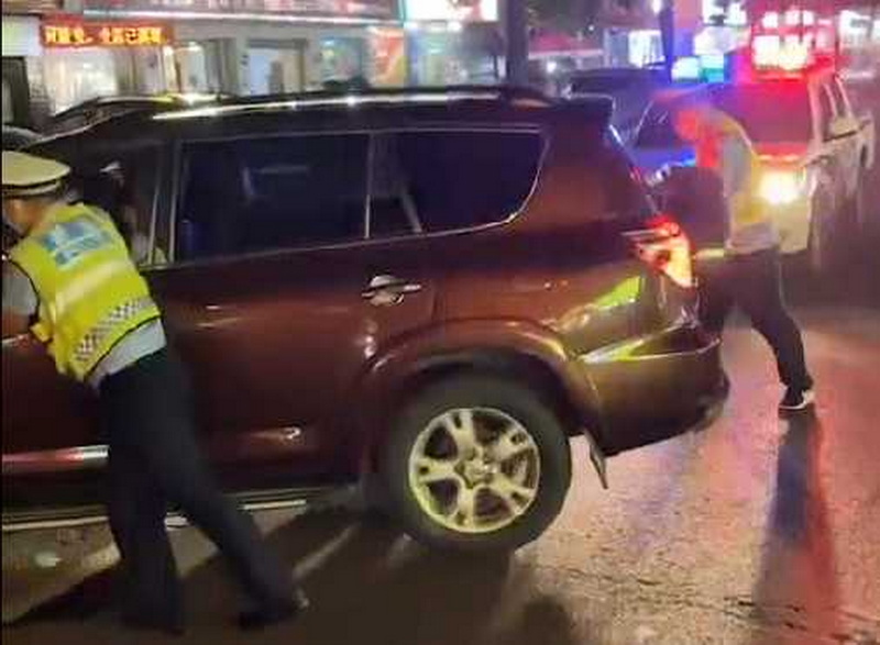 汉寿：小车抛锚路中央 交警推移速解围