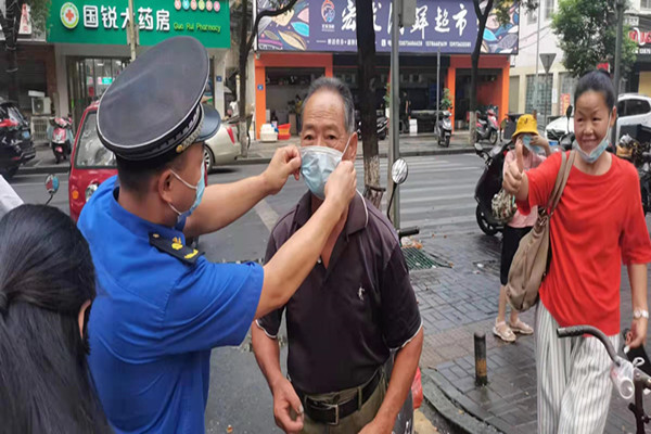 汉寿：城管执法局靓丽“城管蓝”勾勒疫情防控暖心画面