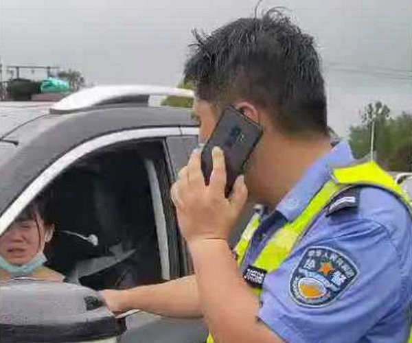 汉寿：小孩高烧抽搐怪吓人 交警40公里接力相助