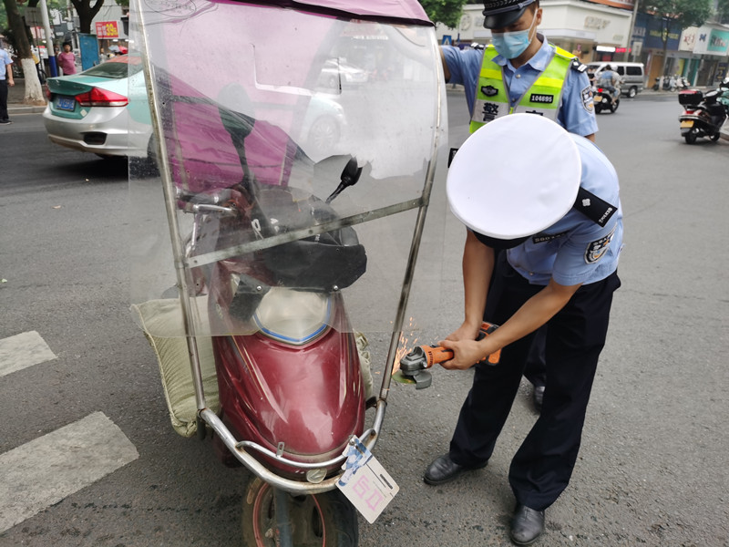 汉寿：交警打好“组合拳”   拆伞戴帽“再升温”