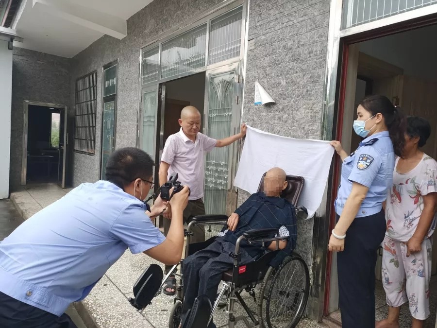 汉寿公安：【我为群众办实事】 上门办证 事小情深