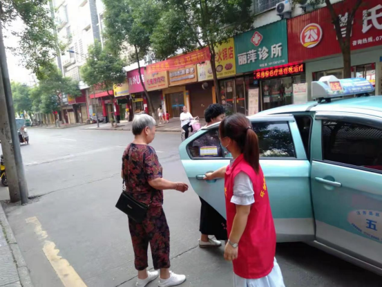 龙阳街道：暖心！社区接送老人打疫苗