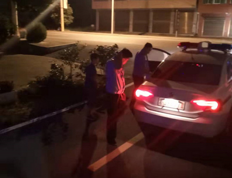 汉寿：小男孩深夜求助 暖心交警送回家