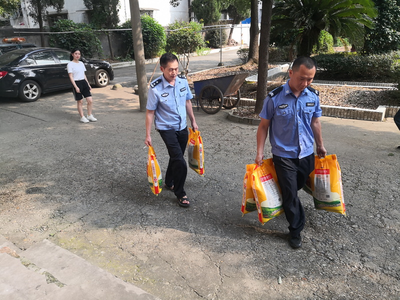 汉寿交警开展“我们的节日•中秋”走访慰问活动