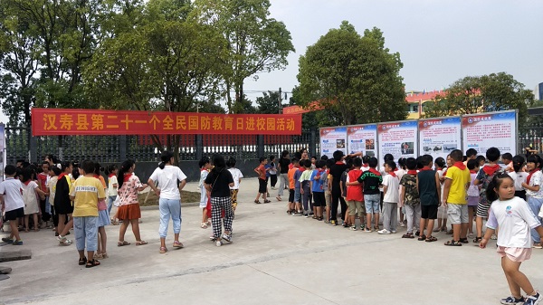 罐头嘴镇开展“国防教育进校园”活动