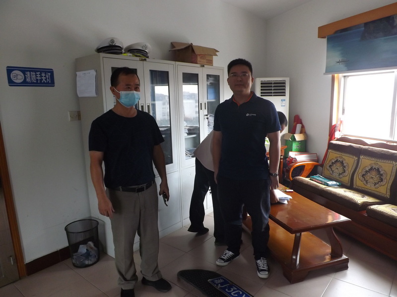 汉寿：的士司机捡拾车牌 交警帮忙归还车主