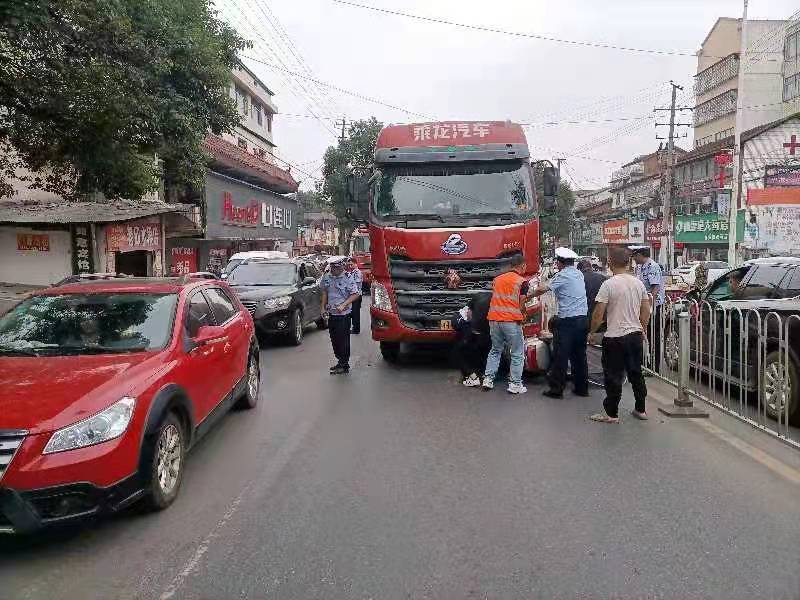 汉寿：两人被卡车轮下  警民联手把命救