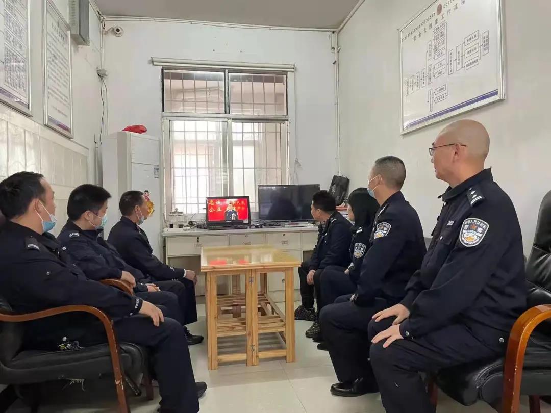 汉寿公安组织收看“弘扬英模精神 筑牢忠诚警魂”公安英模先进事迹“云”宣讲