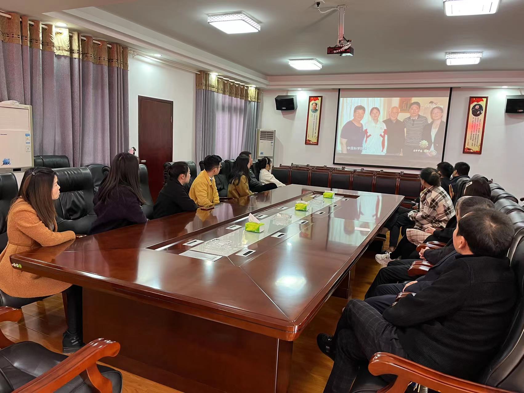 汉寿县发改局组织集中观看第八届全国道德模范颁奖仪式