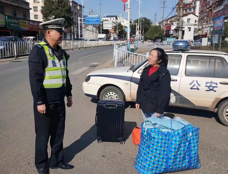 汉寿：贵重物品忘车上 交警帮忙追回来