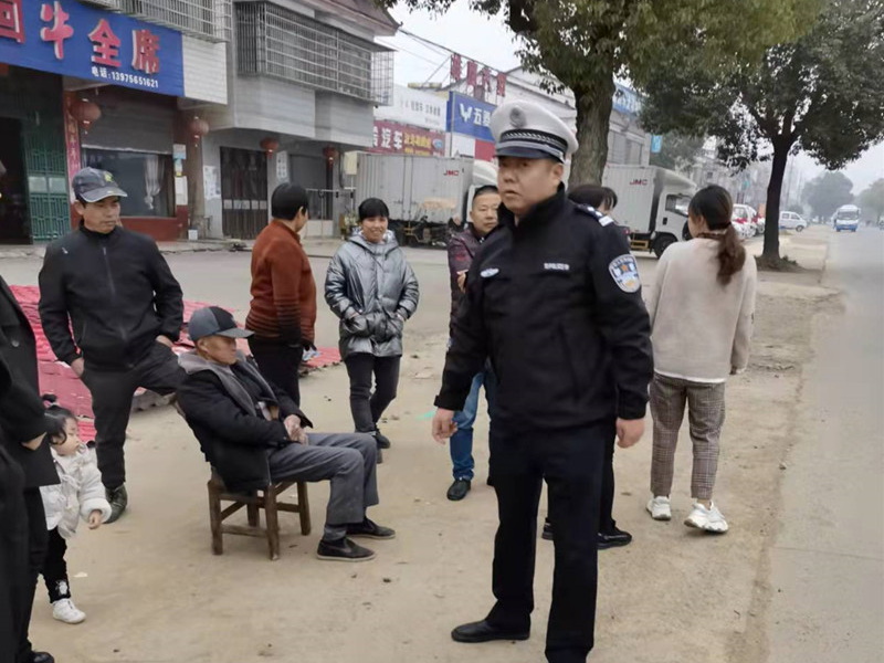 汉寿：老人意外摔倒  交警热心救助