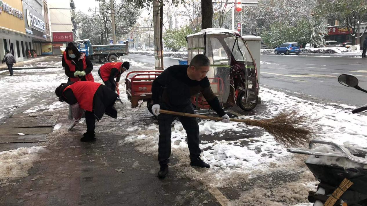 龙阳街道：齐心协力除冰雪