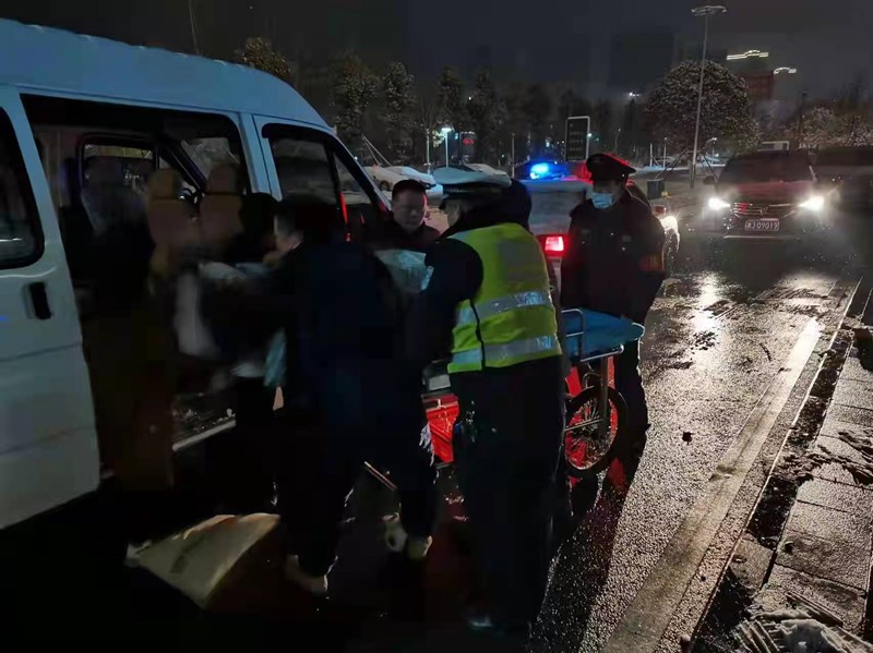 汉寿：交警雪夜开辟“生命通道”  紧急护送危重患者救治