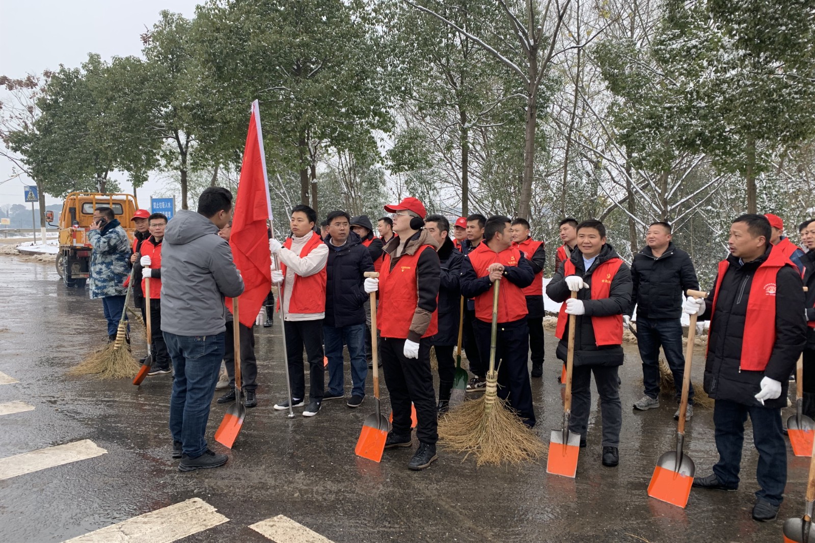 株木山街道：铲雪除冰消隐患   为民出行守平安