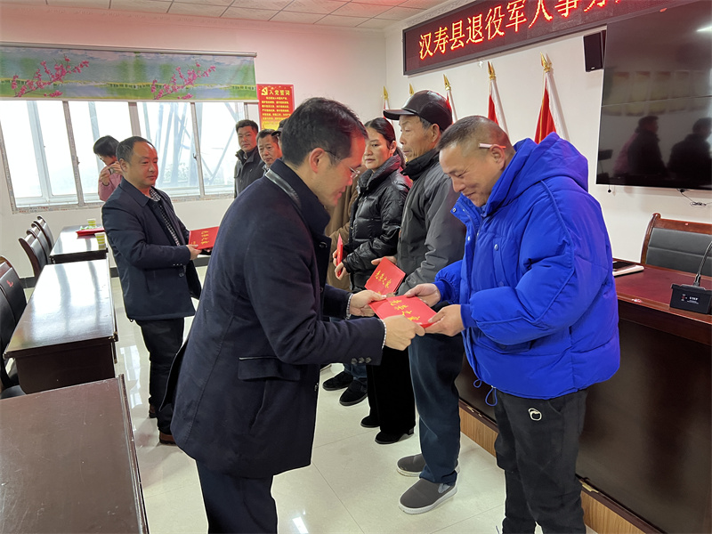 汉寿县开展现役军人家庭集中悬挂光荣牌活动