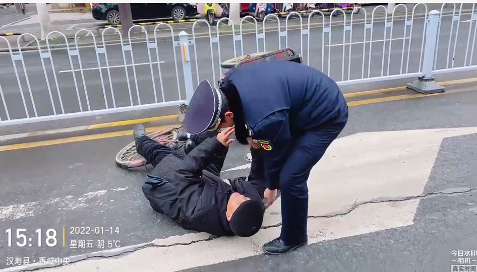 汉寿：老人骑车摔倒  城管热忱相助