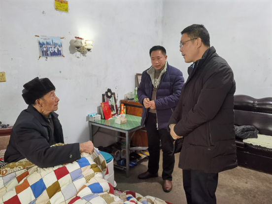 岩汪湖镇：岁寒时节见真情，寒冬慰问暖人心
