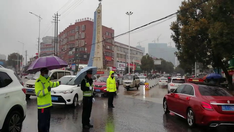 汉寿交警：“五精细”撑起低温阴雨暴雪天气交通安全“防护伞”