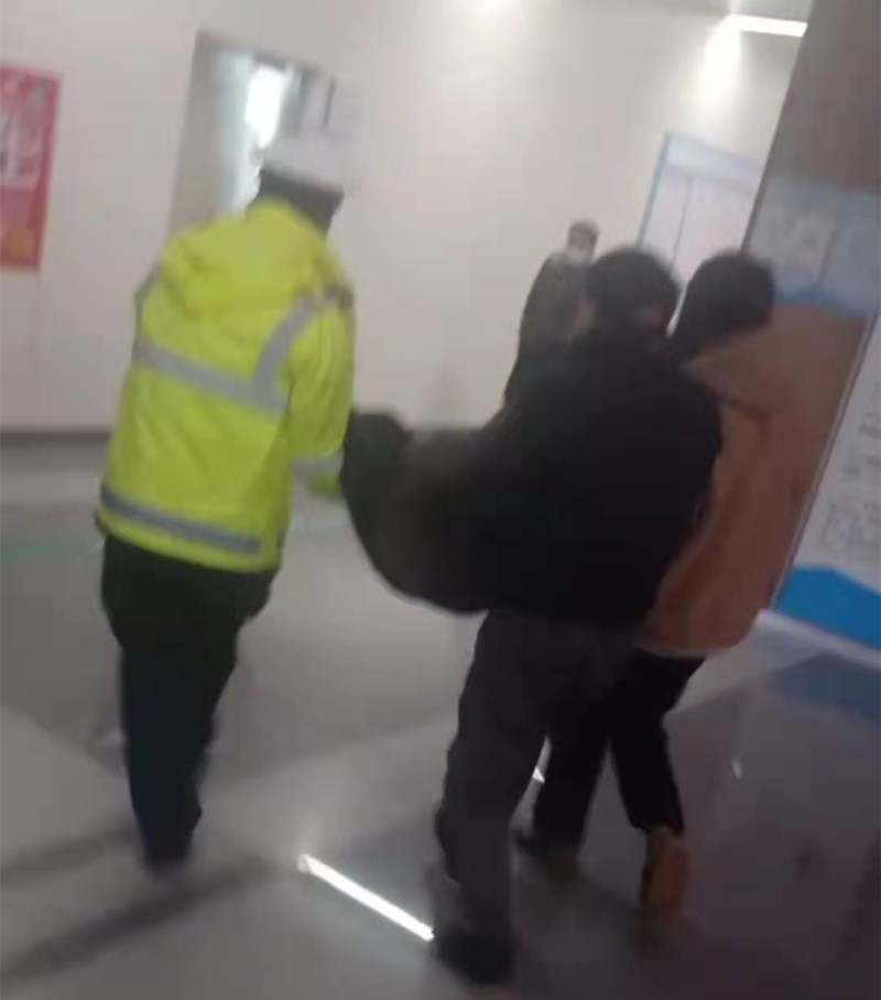 汉寿：交警开道送医获赞 情满春运温暖寒冬