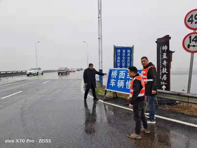 寒风锥骨，谁愿立于路间？ 保畅除冰，表我公路人心！