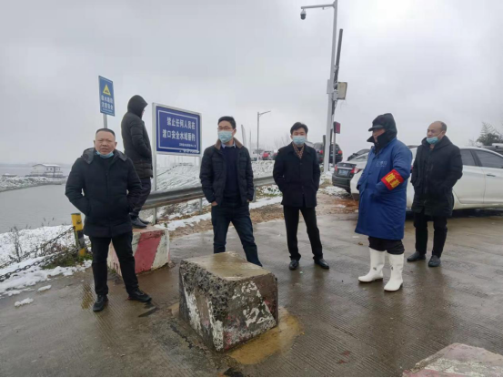 岩汪湖镇开展应对低温雨雪冰冻天气安全生产专项检查