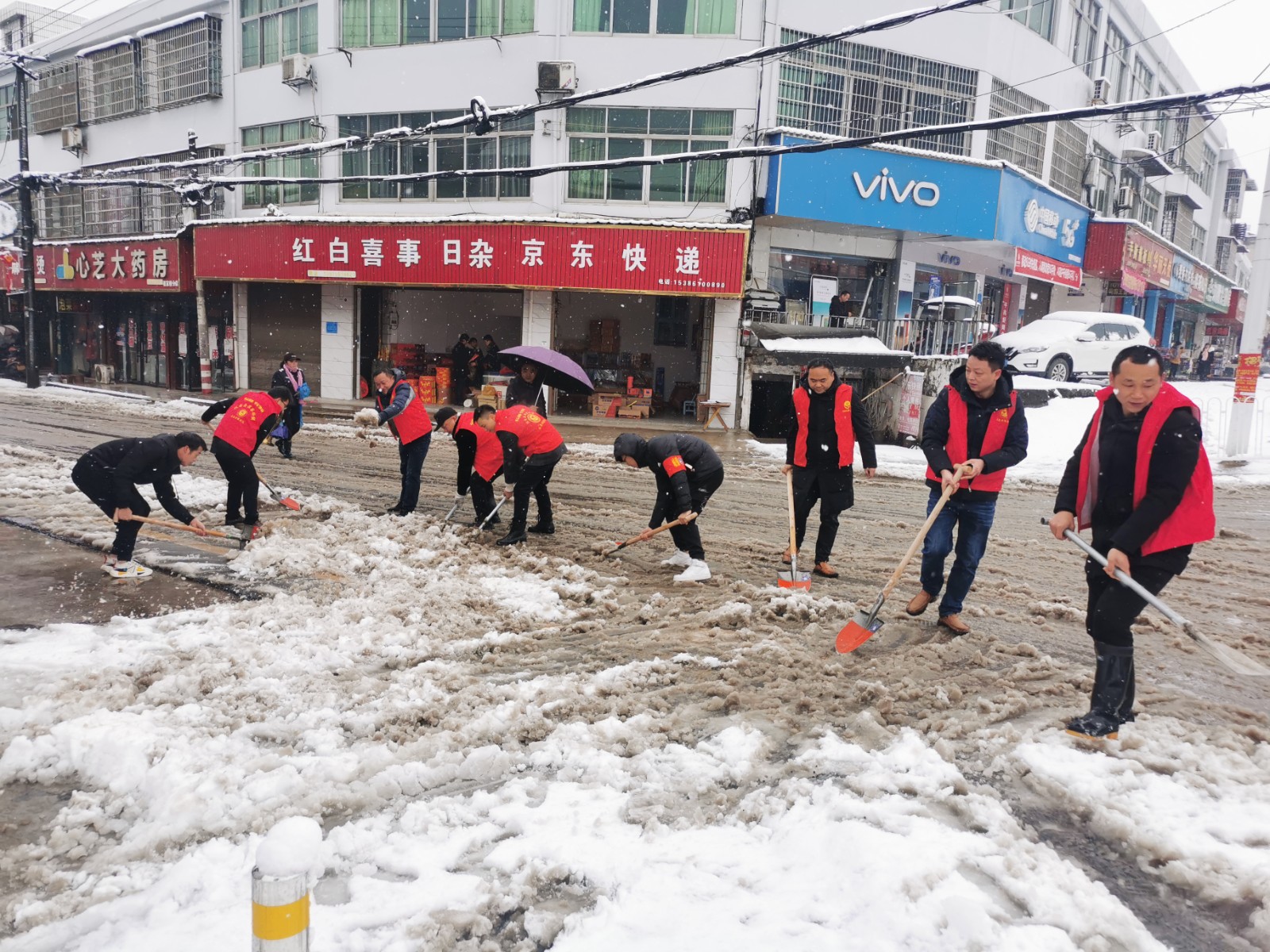 崔家桥镇：党员干部齐上阵 除雪清障保通畅