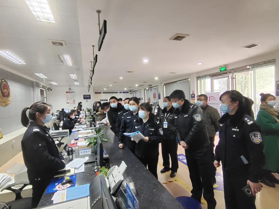 福虎迎春，阖家团圆，警察的春节在这里