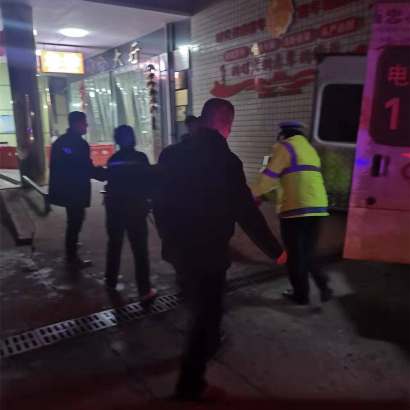 汉寿：病人大出血情况危急 交警紧急开道送医