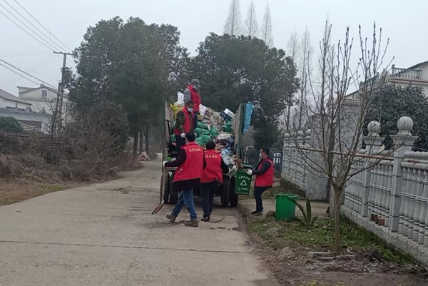 罐头嘴镇：开展人居环境整治主题党日活动