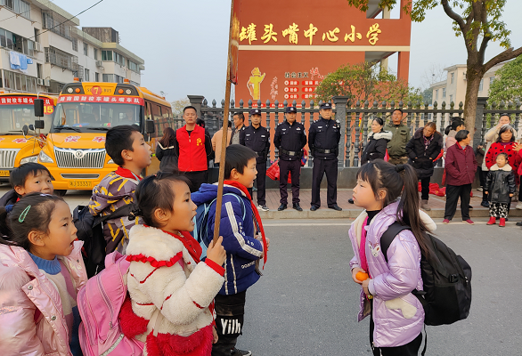 罐头嘴镇中学：“蓝绿红”联合护学，架起安全“防火墙”