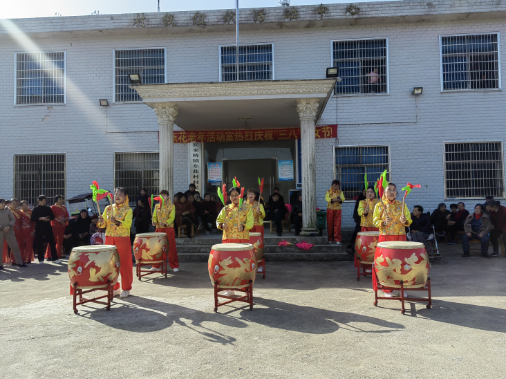 崔家桥镇：三月春将暖 情满东花村