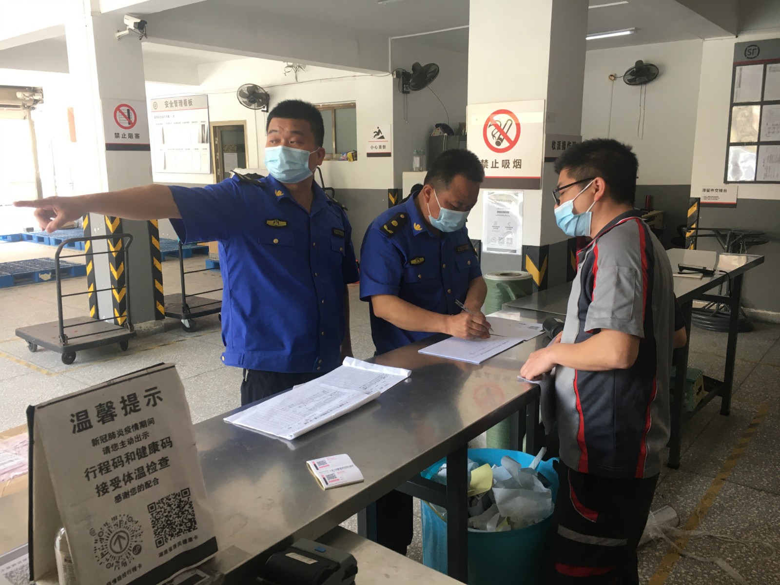 汉寿县城管执法局：织密织牢疫情防控安全屏障，坚决防范快递物流疫情传播风险