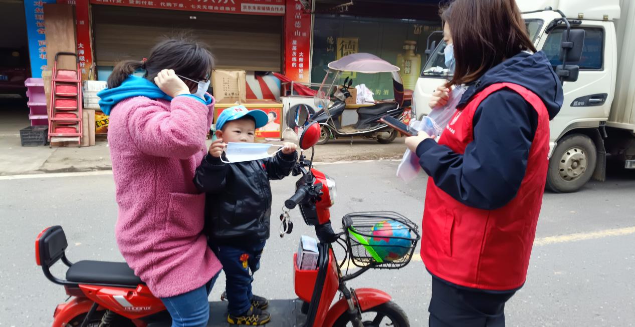 朱家铺镇：街上流行“志愿红”