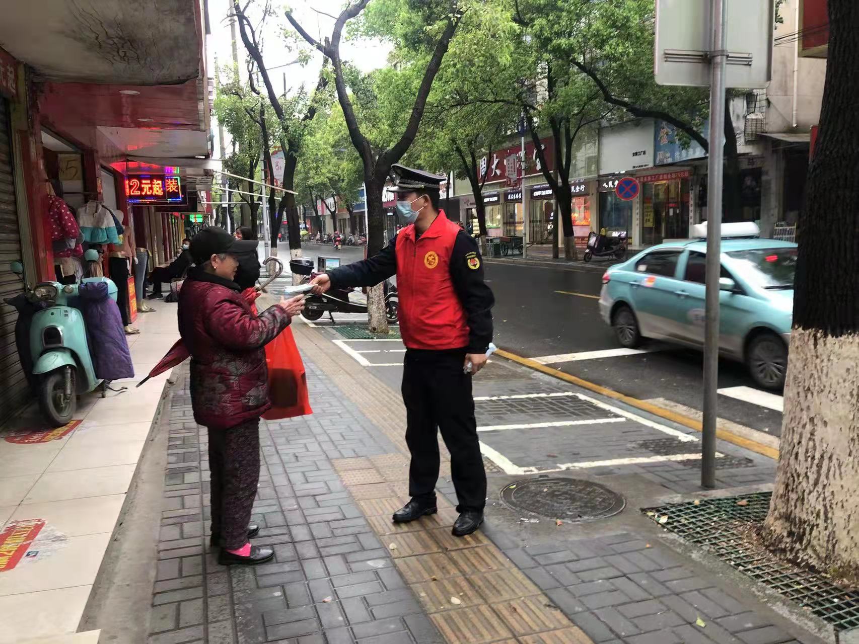 【防疫前沿】榜样的力量：风雨无阻，“城管蓝”在行动