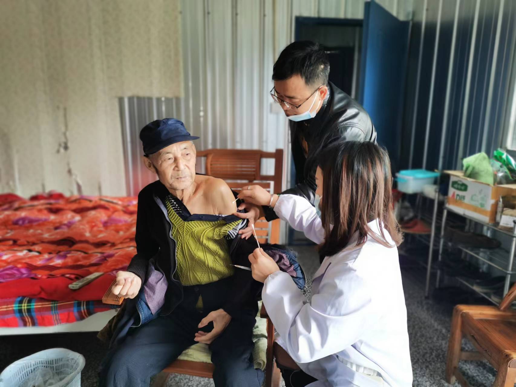坡头镇：暖心服务群众  加强疫苗接种