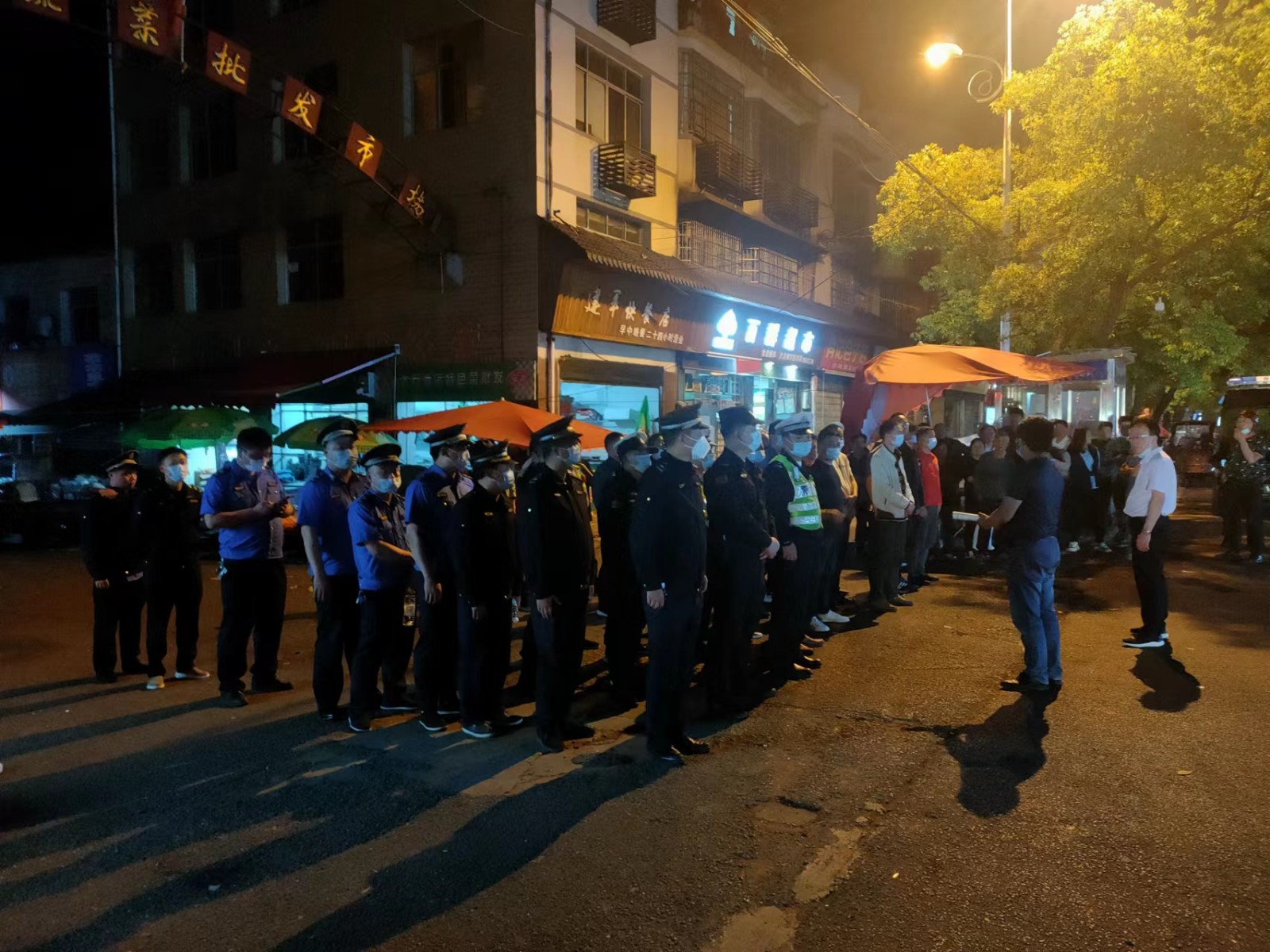 汉寿城管：疏堵结合  根治马路市场顽疾