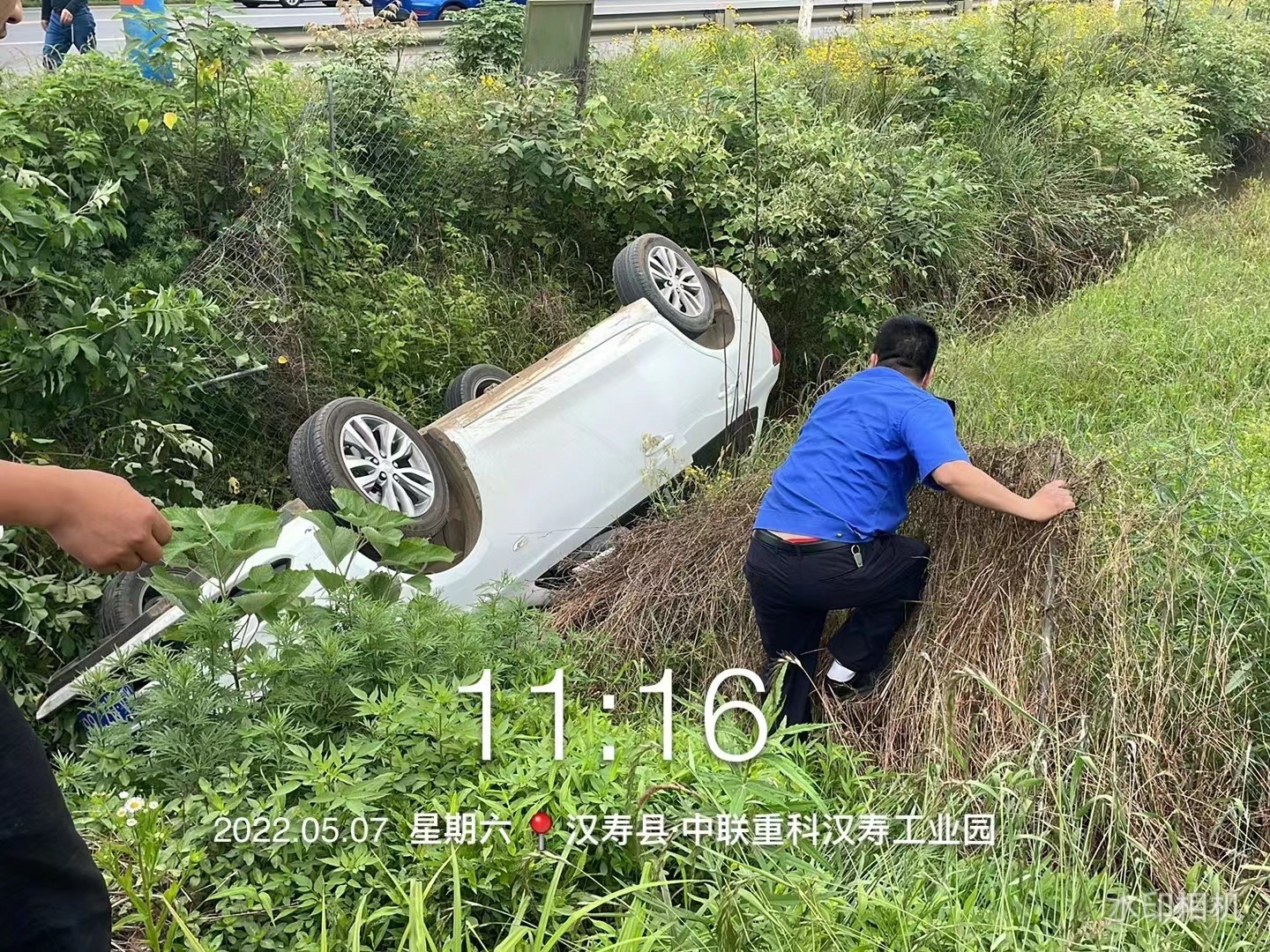 汉寿县城管执法局：巡查途中遇车祸，奋不顾身勇救援
