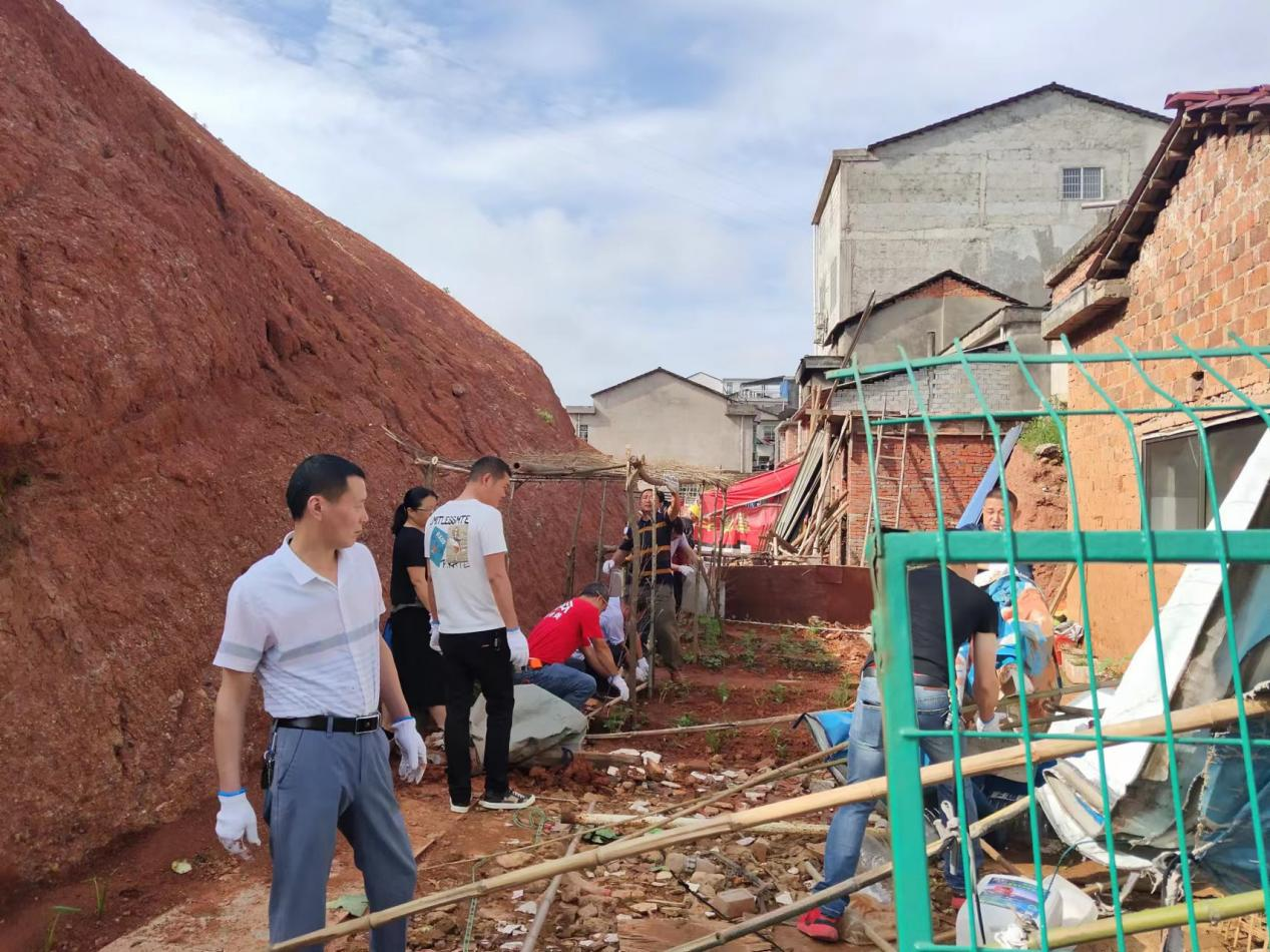 军山铺镇开展地质灾害点除险拆违专项行动