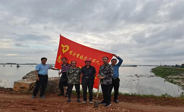 罐头嘴镇：江堤上最可爱的人